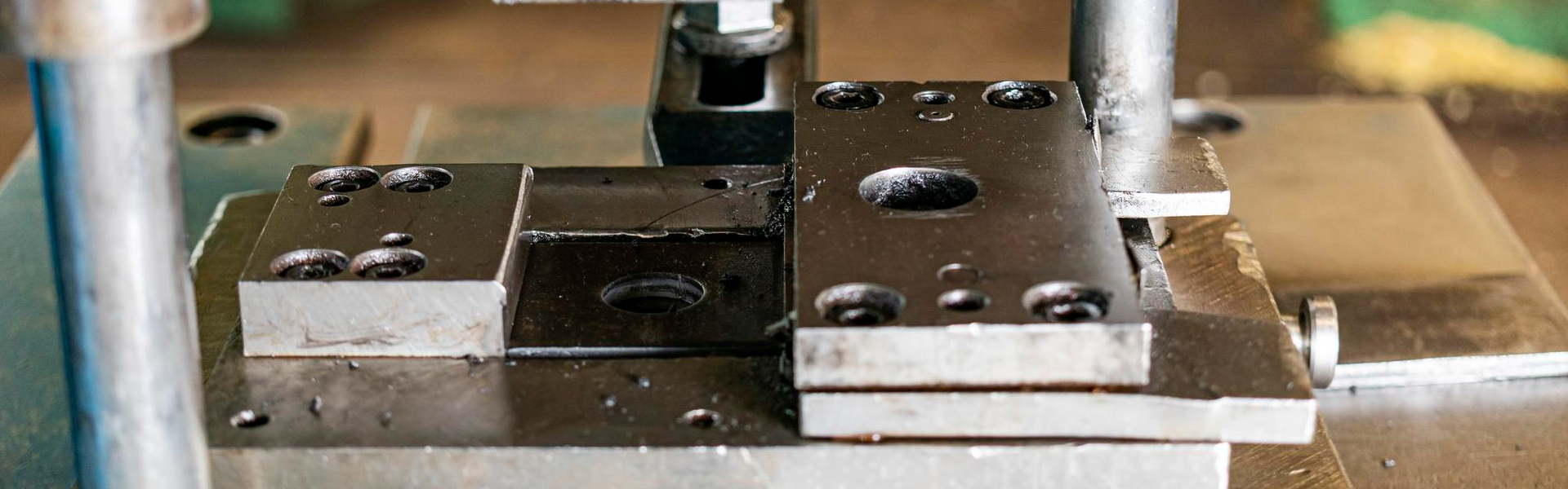 ¿Cómo ayuda el uso del estampado y troquelado en la fabricación de componentes automotrices?